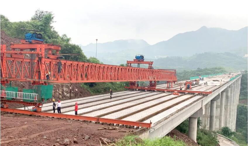 中国政府网：中交一公局集团承建的合川至长寿高速石船互通鸡凤湾大桥预制T梁架设完成                                                                                                                                         